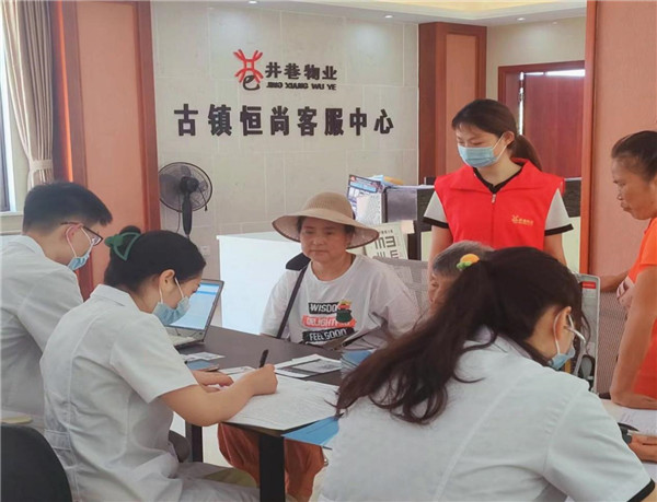 免費體檢進小區(qū)，熱心服務(wù)暖人心