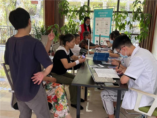 免費體檢進小區(qū)，熱心服務(wù)暖人心