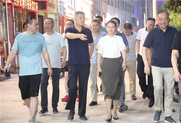 徐華實(shí)地調(diào)研新安路“停車(chē)難”問(wèn)題