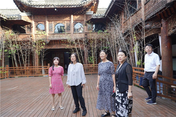 崔素香一行現(xiàn)場(chǎng)調(diào)研陶陽(yáng)里御窯景區(qū)御窯景巷片區(qū)5A創(chuàng)建工作