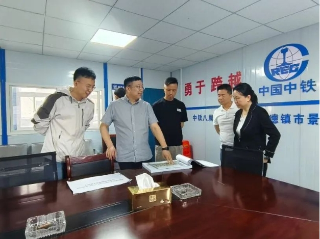 市古鎮(zhèn)投資公司黨總支書記、董事長周長根帶隊調(diào)研古鎮(zhèn)學(xué)府小區(qū)建設(shè)項目