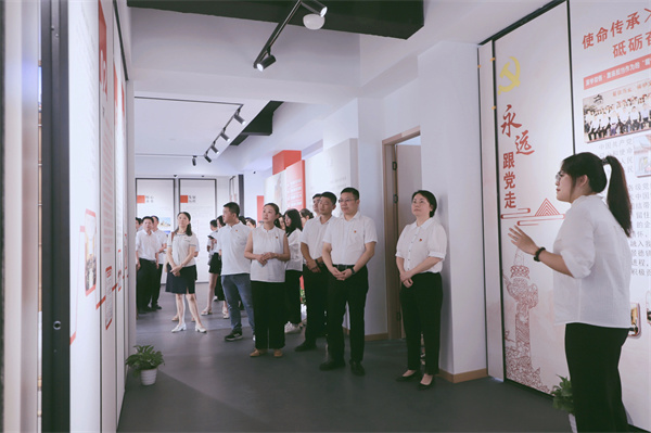 市古鎮(zhèn)投資公司黨委開展“黨建引領(lǐng)新征程，古鎮(zhèn)同心再出發(fā)”活動(dòng)