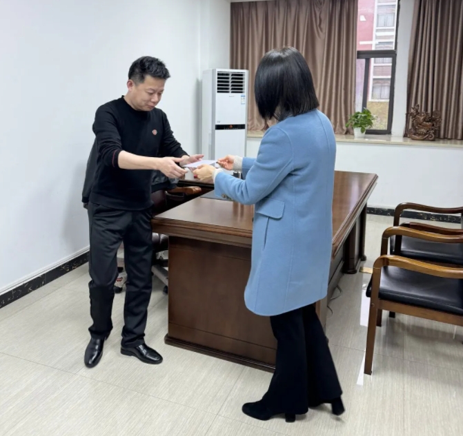 市古鎮(zhèn)投資公司工會為職工送上生日慰問