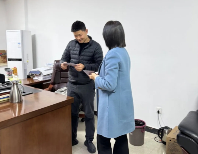 市古鎮(zhèn)投資公司工會為職工送上生日慰問